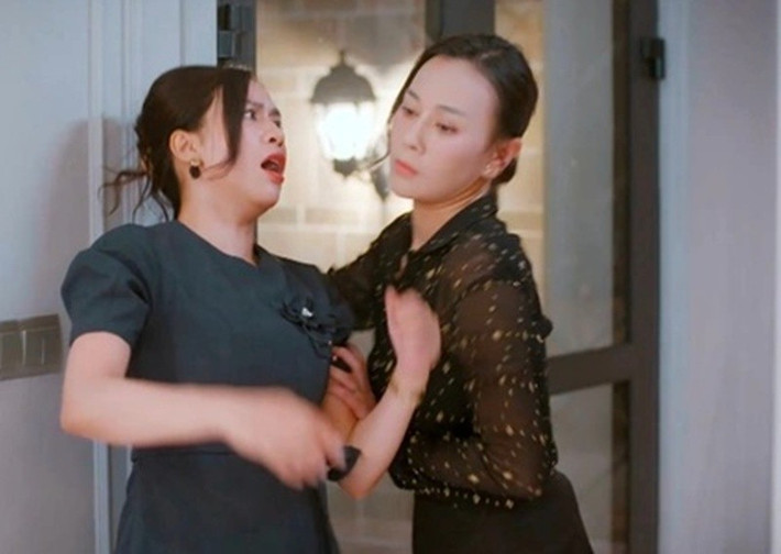 Trong tập 12 Gió ngang khoảng trời xanh, phân cảnh Mỹ Anh (Phương Oanh) xù lông nhím lên để bảo vệ con trai bị bắt nạt nhận được nhiều lời khen ngợi của khán giả. Ảnh: Gia Đình Xã Hội.