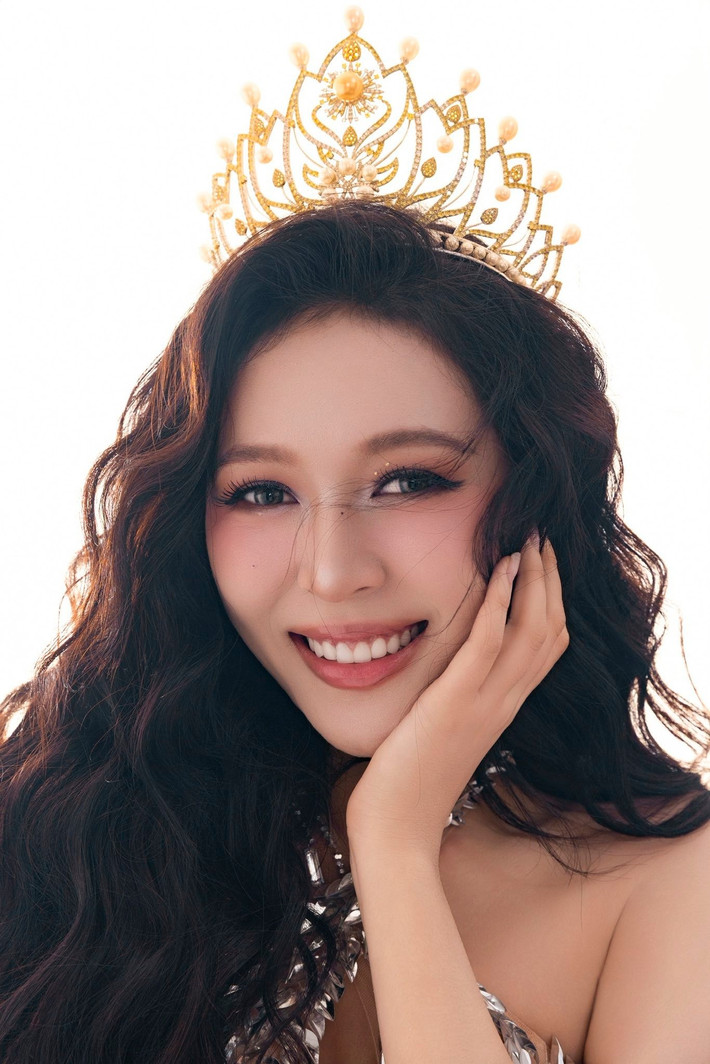 Trong bộ ảnh mới, Hoa hậu Kiều Duy diện chiếc đầm dạ hội ôm sát, đính kết ánh bạc tinh xảo, khéo léo tôn lên đường cong hình thể quyến rũ. Lối trang điểm nhẹ nhàng giúp tôn lên vẻ đẹp sang trọng, hiện đại mà vẫn giữ được nét mềm mại, nữ tính.