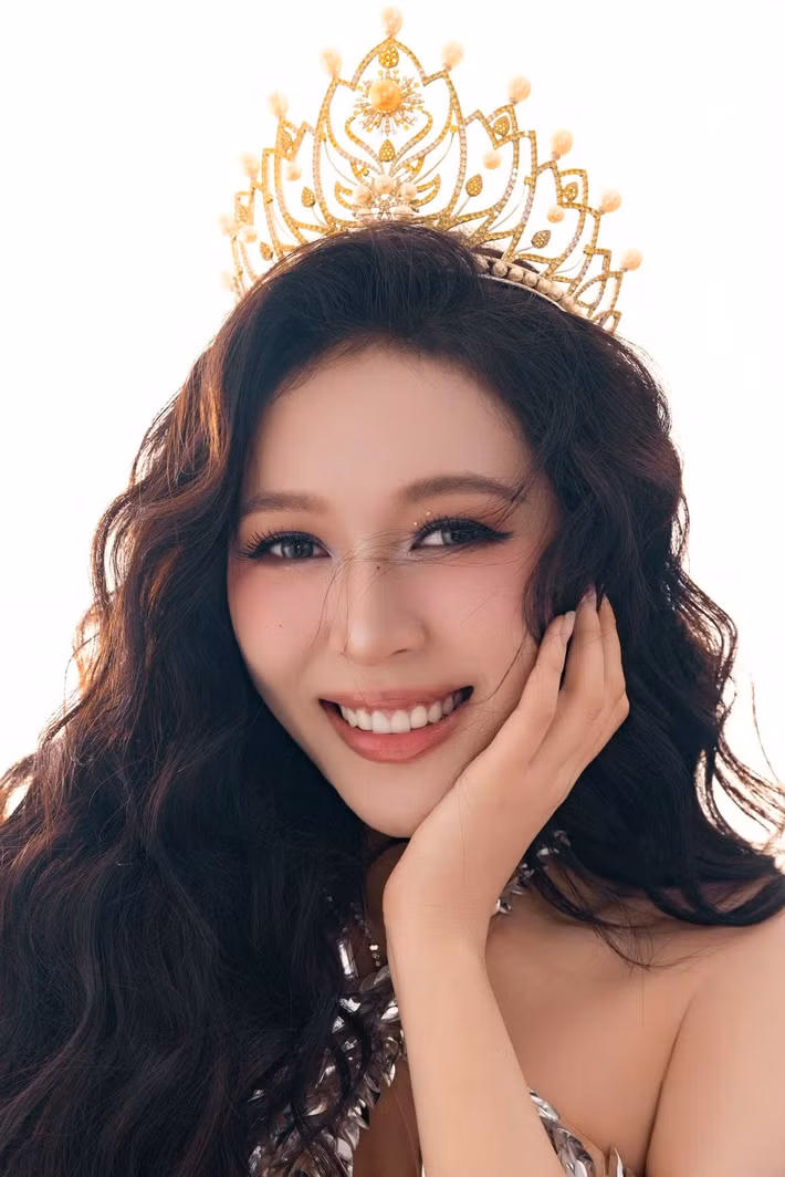 Trong bộ ảnh mới, Hoa hậu Kiều Duy diện chiếc đầm dạ hội ôm sát, đính kết ánh bạc tinh xảo, khéo léo tôn lên đường cong hình thể quyến rũ. Lối trang điểm nhẹ nhàng giúp tôn lên vẻ đẹp sang trọng, hiện đại mà vẫn giữ được nét mềm mại, nữ tính.