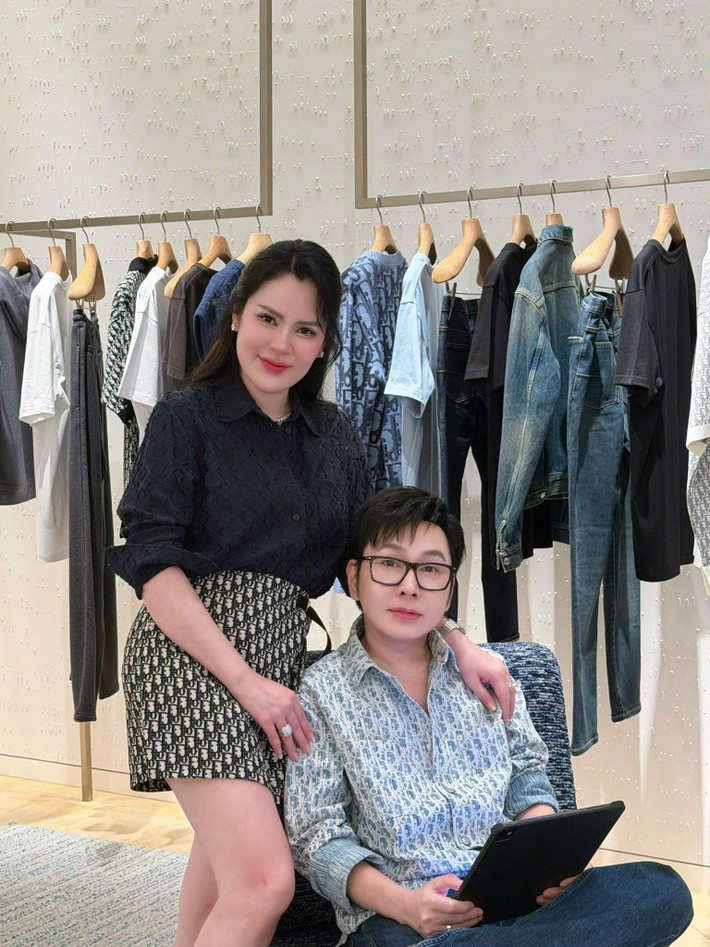 Ít ngày trước, Phương Lê đăng tải hình ảnh cùng Vũ Luân xuất hiện ở một cửa hàng thời trang. Ảnh: FB Phương Lê.