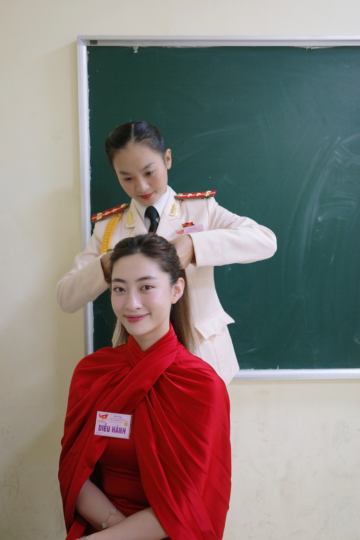 Lương Thùy Linh được nữ chiến sĩ cảnh sát thắt tóc trước giờ tổng duyệt. Ảnh: Sen Vàng.