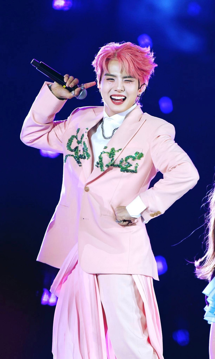 Với Duy Khánh, niềm yêu nghề cùng sự ủng hộ của công chúng chính là động lực để anh không ngừng nỗ lực và tiến về phía trước. Ảnh: FB Duy Khánh.