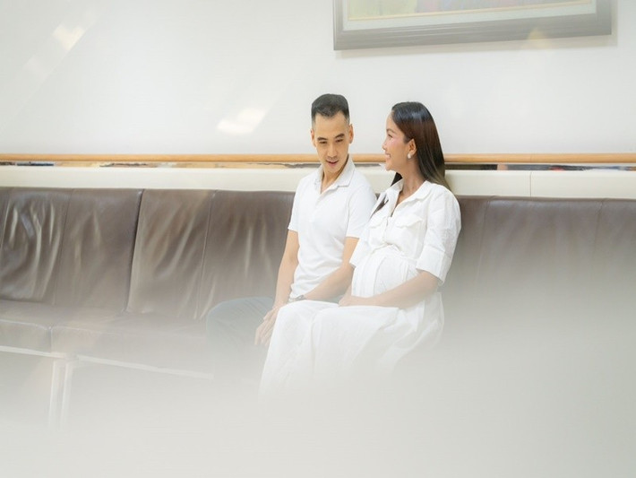 Tuấn Khôi thường xuyên đưa H'hen Niê đi khám khi cô mang bầu. Ảnh: FB H'hen Niê.