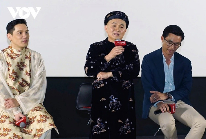 Theo VOV, mới đây, nghệ sĩ Xuân Hinh thẳng thắn bày tỏ quan điểm về danh xưng ‘vua hài đất Bắc’. Cụ thể, ông nói: “Từ trước đến nay, tôi chỉ là Xuân Hinh hay là kẻ chọc cười dân dã. Còn cái tên ‘vua hài’ chắc là do báo chí và khán giả yêu quý mà đặt cho. Nhưng hôm nay tôi nói thẳng, tôi không bao giờ nhận là ‘vua hài’. Cùng lắm là danh hài thôi, hoặc hề chèo Xuân Hinh như ngày xưa, chứ gọi như thế sợ lắm”. Ảnh: VOV.