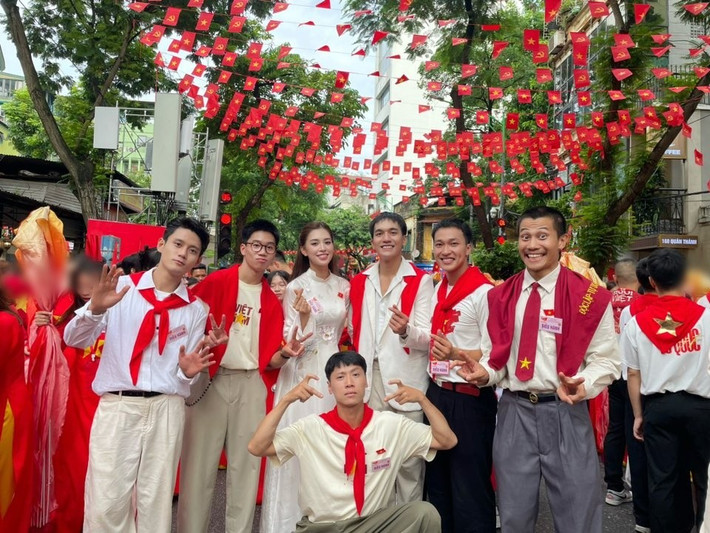 Tiểu Vy khoe hình ảnh bên dàn diễn viên Mưa đỏ trong buổi tổng duyệt. Ảnh: FB Tiểu Vy.