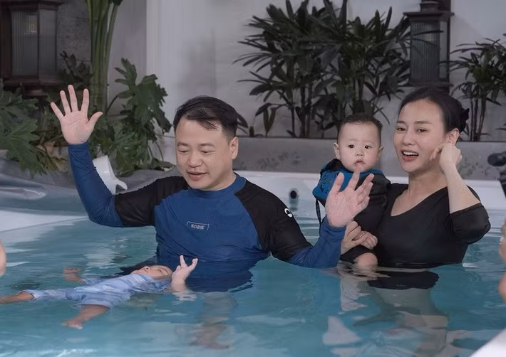 Gần đây, vợ chồng Phương Oanh cho các con nhỏ học bơi. Ảnh: FB Phương Oanh.