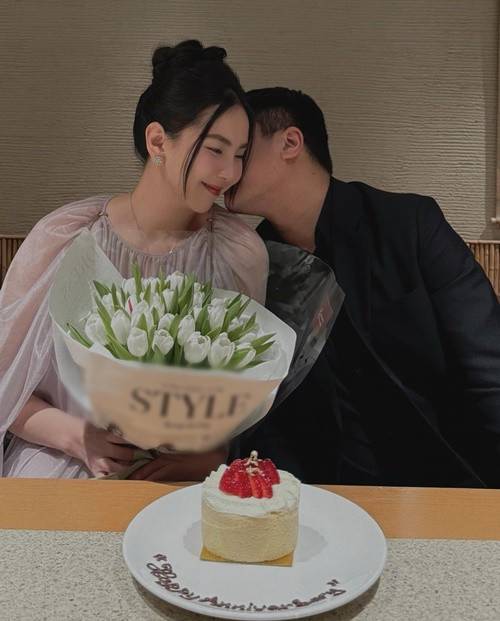 Không cần phô trương hay những lời thể hiện tình cảm quá nổi bật, những khoảnh khắc giản dị ấy vẫn mang lại cảm giác ấm áp và cho thấy sự gắn bó của cặp đôi. Nhiều người theo dõi cũng để lại những bình luận tích cực, bày tỏ sự yêu thích trước hình ảnh đời thường của hai vợ chồng.