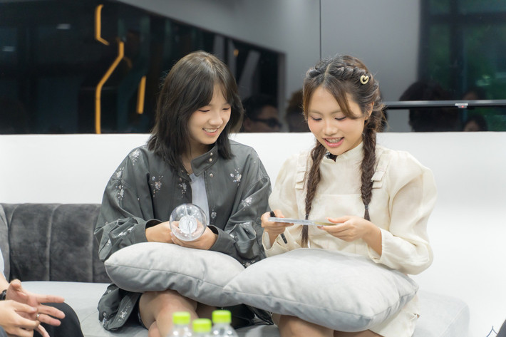 Bạn thân của Phương Mỹ Chi thừa nhận, rất nhiều năm, cô đã đón sinh nhật một mình. Khả Lâu tự chuẩn bị quà, tự chuẩn bị tiết mục, tự quay video, chụp ảnh, rồi sau đó một mình dọn dẹp, ăn chiếc bánh sinh nhật trong nhiều ngày liền. Có lẽ đó cũng là lý do vì sao cô không quá mong chờ sinh nhật. Ảnh: FB Phương Mỹ Chi.