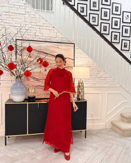 Biệt thự trang trí cành đào lớn treo bao lì xì đỏ, đèn lồng, quạt giấy và mâm ngũ quả, gợi không khí Tết truyền thống giữa xứ người.