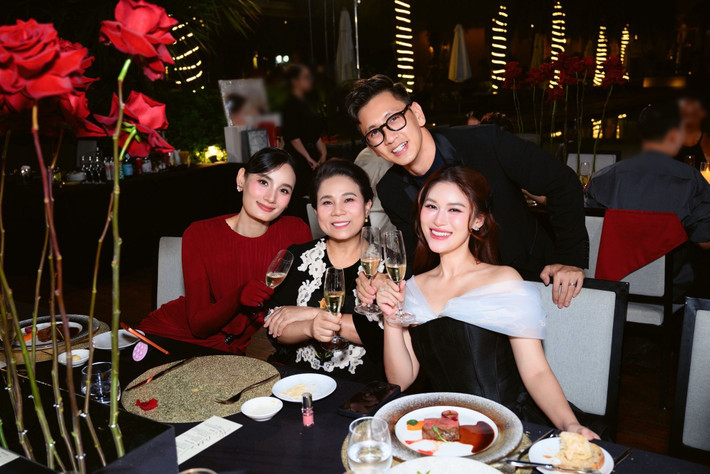 Ngọc Thanh Tâm cùng mẹ - doanh nhân Bích Hằng đều thân thiết với vợ chồng Lê Thúy.