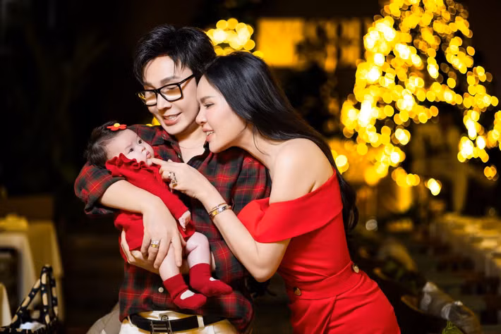 Cặp đôi vui vẻ đón Giáng sinh cùng con gái nhỏ. Ảnh: FB Thụy Yên.