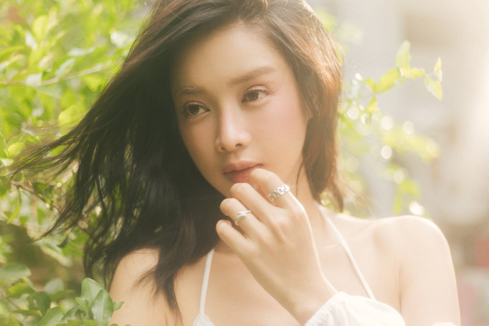 Trình Mỹ Duyên xuất thân là người mẫu. Cô sở hữu gương mặt xinh đẹp, thân hình gợi cảm.