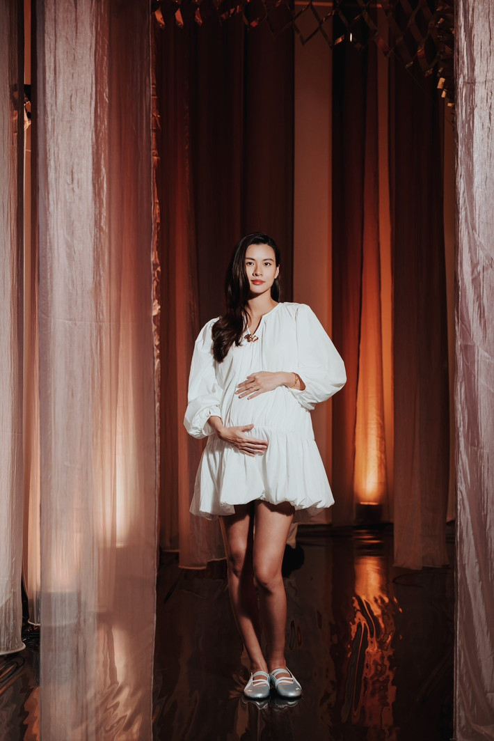 Cao Thiên Trang trải lòng: “Có lúc mệt, có lúc tủi, nhưng mỗi khi nghĩ đến ngày được ôm con, mọi thứ lại trở nên nhẹ nhàng lạ thường. Mình không dám nói mình là một người mẹ hoàn hảo, chỉ mong trở thành một người mẹ đủ hiểu, đủ bình tĩnh và đủ yêu thương để chào đón con bằng cả trái tim. Và mình tin rằng, chuẩn bị kiến thức chính là cách để mình trao cho con khởi đầu an lành nhất”. Ảnh: FB Cao Thiên Trang.