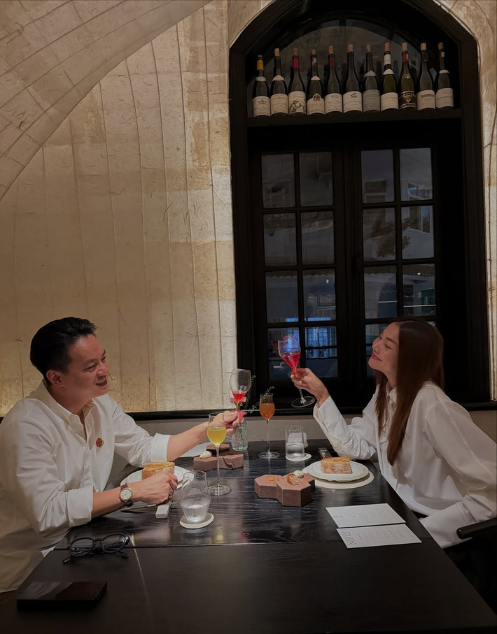 Cặp đôi ăn tối lãng mạn kỷ niệm 2 năm ngày cưới.