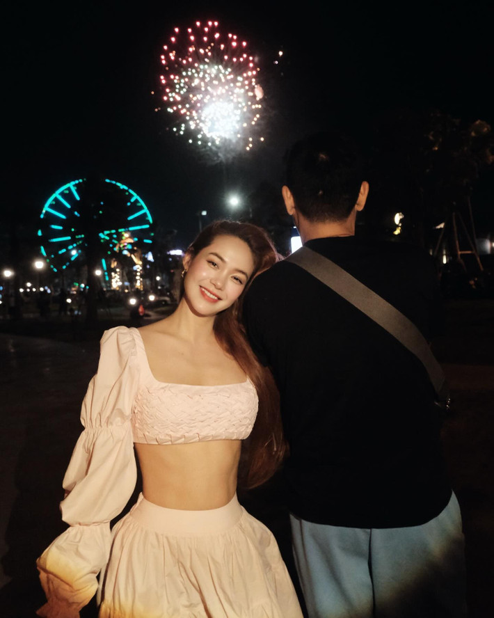 Theo Phụ Nữ Thủ Đô, khi xuất hiện trên chương trình The Khang Show, Minh Hằng cho biết chồng là người luôn vui vẻ, lạc quan và hài hước.