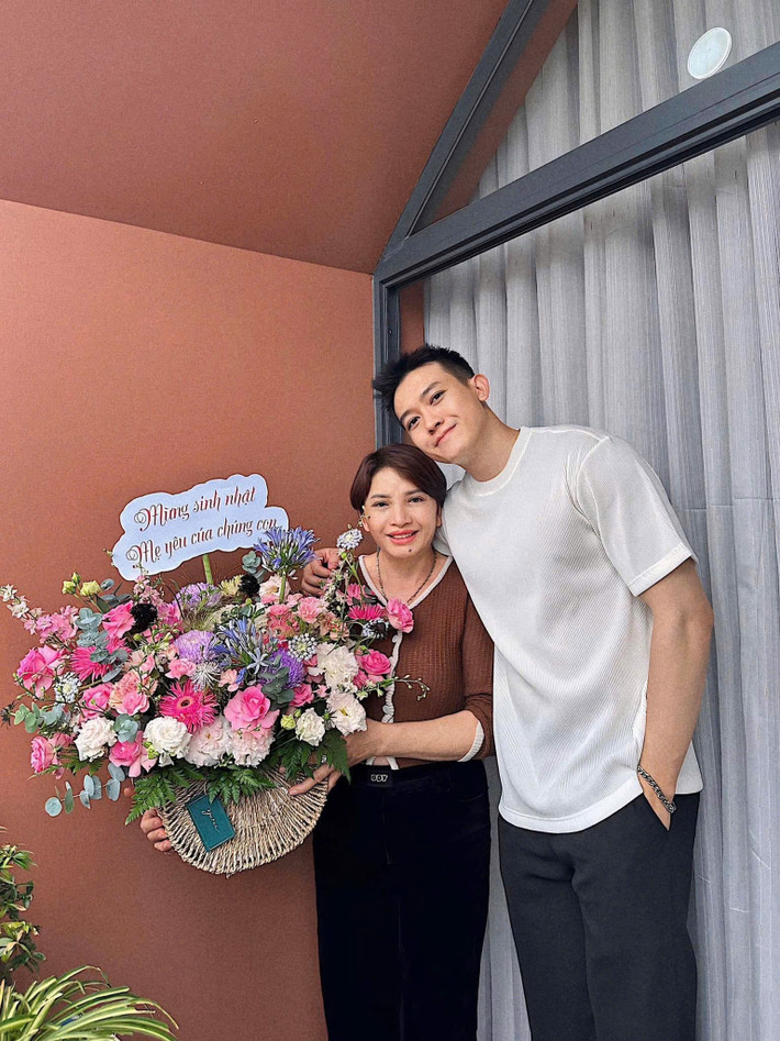 Á vương Đinh Ta Bi gửi lời cảm ơn sâu sắc đến mẹ ruột và các chị luôn dành trọn yêu thương, niềm tin và là nguồn động lực để anh cố gắng mỗi ngày. Ảnh: FB Ta Bi.