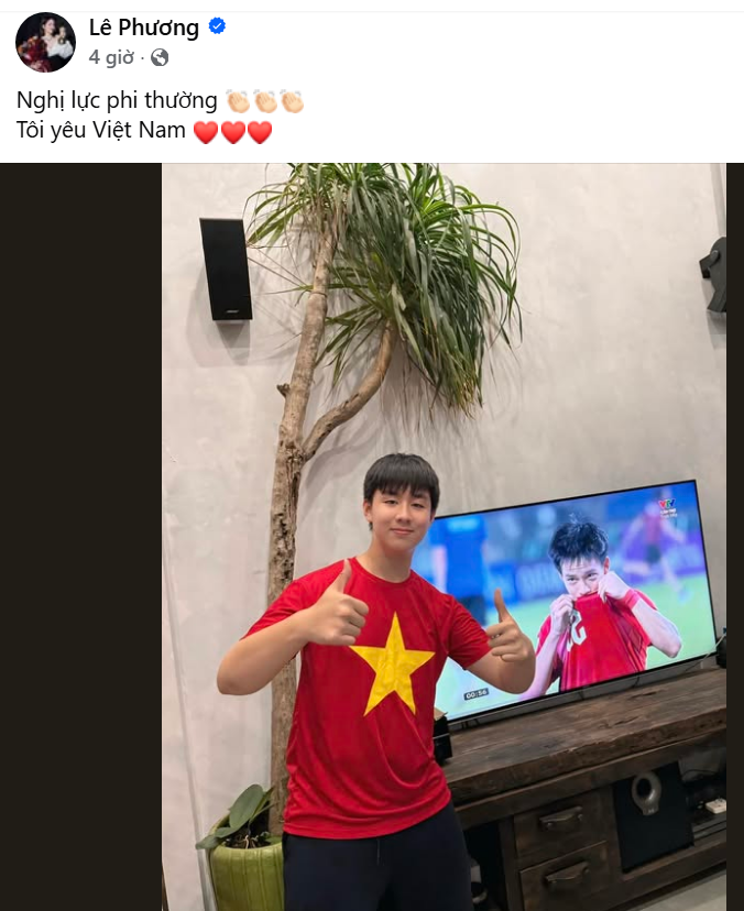 Lê Phương cùng chồng con theo dõi trận đấu giữa U23 Việt Nam - U23 Hàn Quốc tranh HCĐ. Chia sẻ hình ảnh con trai mừng U23 Việt Nam, cô viết: "Nghị lực phi thường. Tôi yêu Việt Nam". Ảnh: FB Lê Phương.
