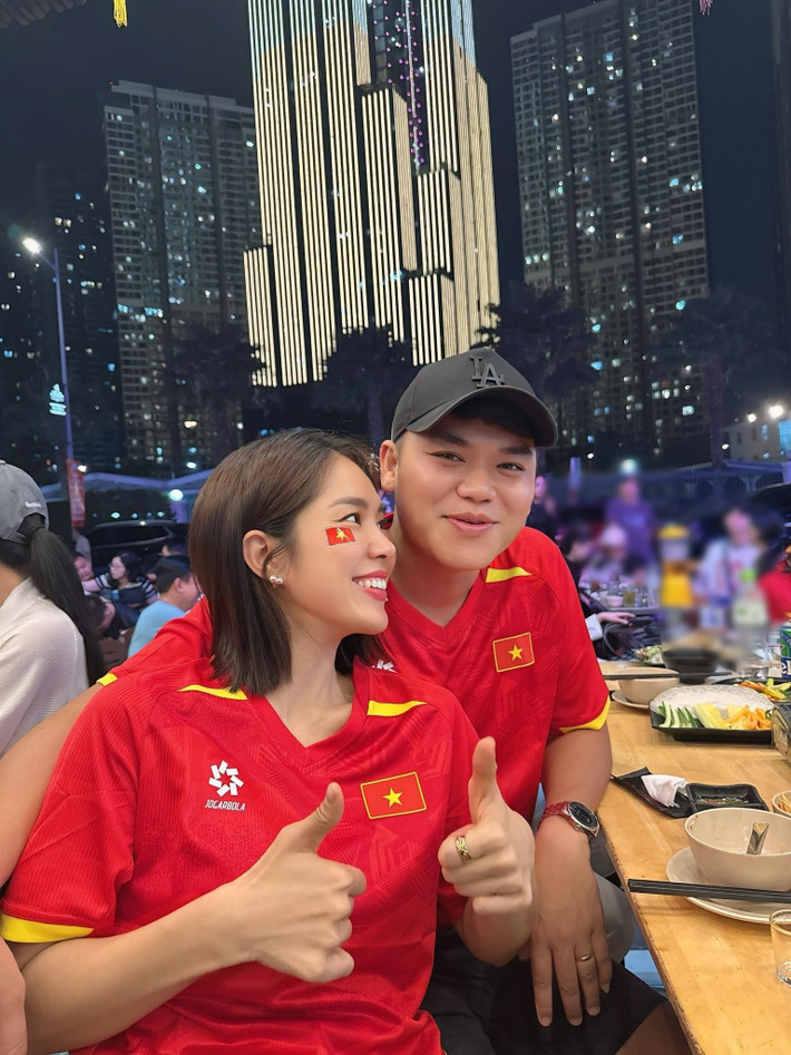 Gia đình Lê Phương thường xuyên cổ vũ đội tuyển bóng đá Việt Nam. Ảnh: FB Lê Phương.