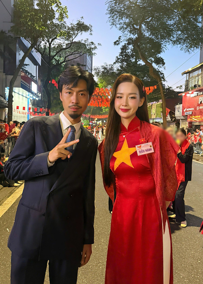 Bảo Ngọc chụp ảnh kỷ niệm cùng rapper Đen Vâu. Ảnh: FB Bảo Ngọc.