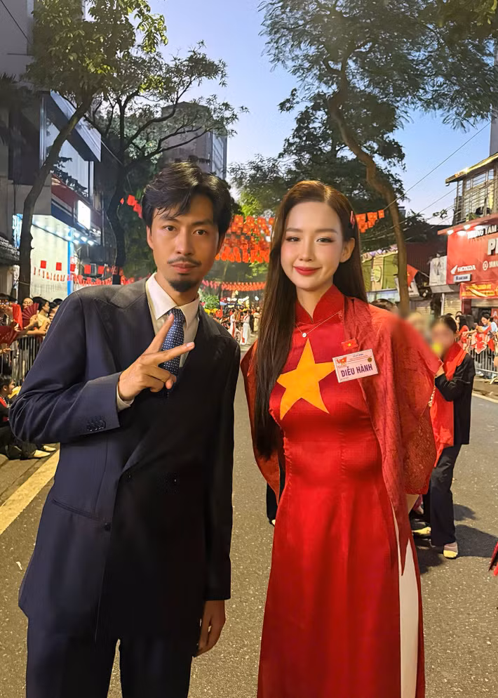 Bảo Ngọc chụp ảnh kỷ niệm cùng rapper Đen Vâu. Ảnh: FB Bảo Ngọc.