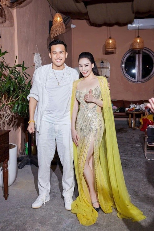 Đăng tải hình ảnh bên chồng, Hồ Quỳnh Hương hài hước viết: "Lâu lâu công chúa của gia đình đi diễn là cả nhà phải nghỉ việc hết để tháp tùng công chúa như vậy bố mẹ hai bên mới yên tâm".