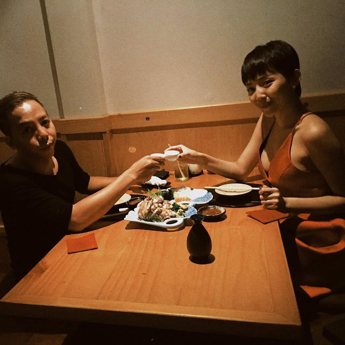 Tóc Tiên - Hoàng Touliver bắt đầu vướng tin đồn tình cảm vào năm 2015 nhưng luôn giữ im lặng. Đầu năm 2018, khi cả hai không còn dính như sam, công chúng cho rằng mối quan hệ rạn nứt, nhất là khi Tóc Tiên liên tục đăng tải những dòng chia sẻ đầy cảm xúc. Dẫu vậy, cặp đôi vẫn chọn ở lại bên nhau. Ảnh: Instagram Hoàng Touliver.