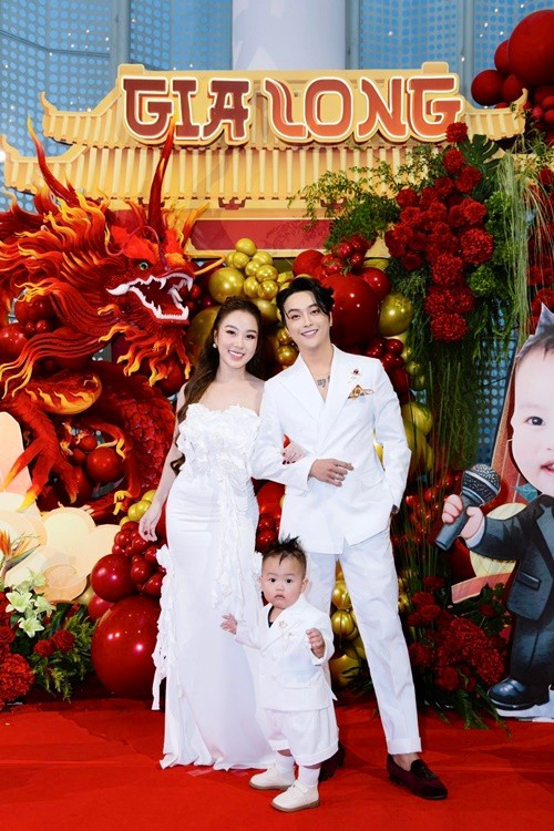 Vợ chồng nam ca sĩ mở tiệc sinh nhật hoành tráng cho con trai chung. Ảnh: FB TiTi.