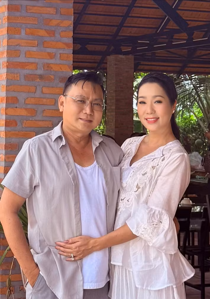 Trịnh Kim Chi viết trên trang cá nhân: "Chúc mừng sinh nhật ông xã yêu. Cảm ơn ông xã vì luôn là điểm tựa vững chắc, là người bạn đồng hành tuyệt vời trong cuộc sống của em và các con. Cảm ơn ông xã vì đã luôn như vậy… lặng lẽ, bao dung và yêu thương gia đình mình theo cách rất riêng. Chúc ông xã thật nhiều sức khỏe, bình an và luôn hạnh phúc bên gia đình mình. Chúc mừng sinh nhật ông xã của em. I love you Võ Trấn Phương”.