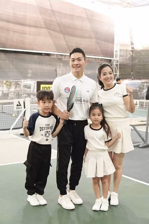 Theo VTV, trong nhà, Hồng Phượng đóng vai "phù thủy", còn Quốc Cơ rất cưng chiều hai con. Ảnh: FB Quốc Cơ Hồng Phượng.