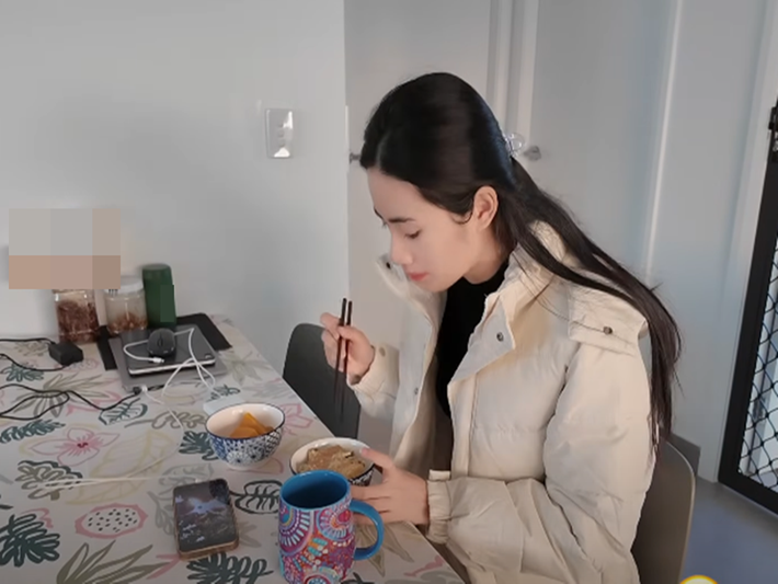 Ý Nhi trổ tài làm các món ăn như bí đỏ hấp, bò bít tết. Ảnh: Youtube Ý Nhi.