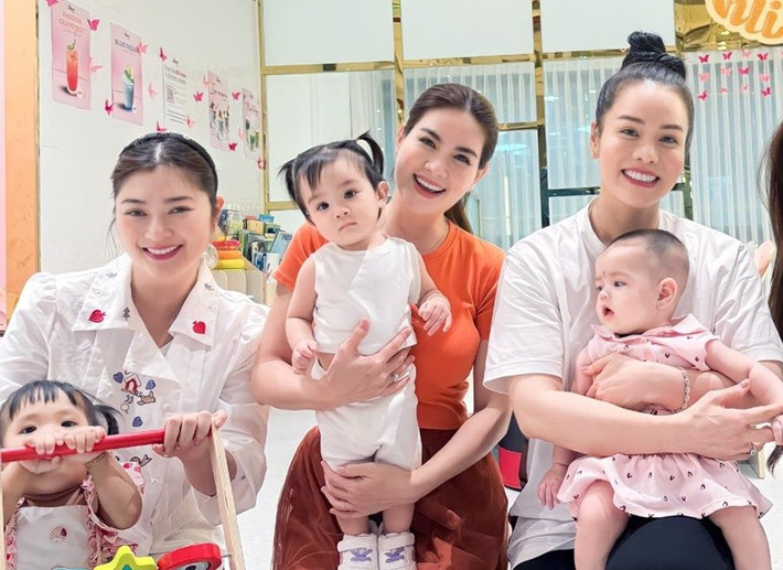 Gần đây, nữ ca sĩ thân thiết với Thanh Trúc và Kha Ly. Cả ba mỹ nhân đều đang có con gái nhỏ. Bởi vậy, Nhật Kim Anh, Thanh Trúc và Kha Ly thường đưa các con cùng đi chơi. Ảnh: FB Nhật Kim Anh.