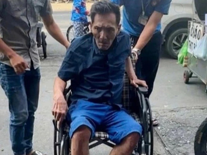 Tháng 12/2024, Thương Tín khám tại bệnh viện và được bác sĩ kết luận bị thoái hóa khớp gối phải, gãy xương bánh chè. Nếu không mổ, ông có nguy cơ tàn tật. Tuy nhiên, sức khỏe nghệ sĩ yếu, không thể tiến hành phẫu thuật. Ảnh: Người Lao Động.