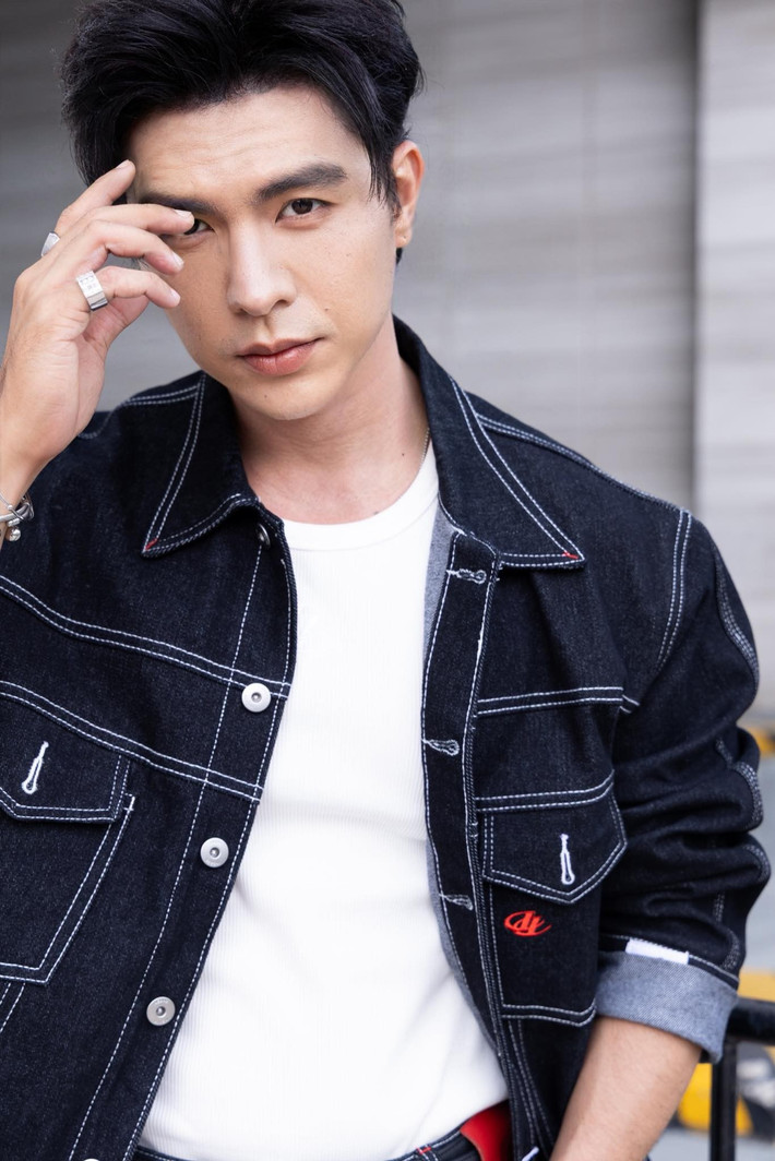 Theo Znews, nam diễn viên phải trải qua quá trình tập luyện khắt khe, ăn kiêng, giảm cân so với ban đầu để có ngoại hình phù hợp cho vai diễn trong Mưa đỏ. Ảnh: FB Steven Nguyễn.