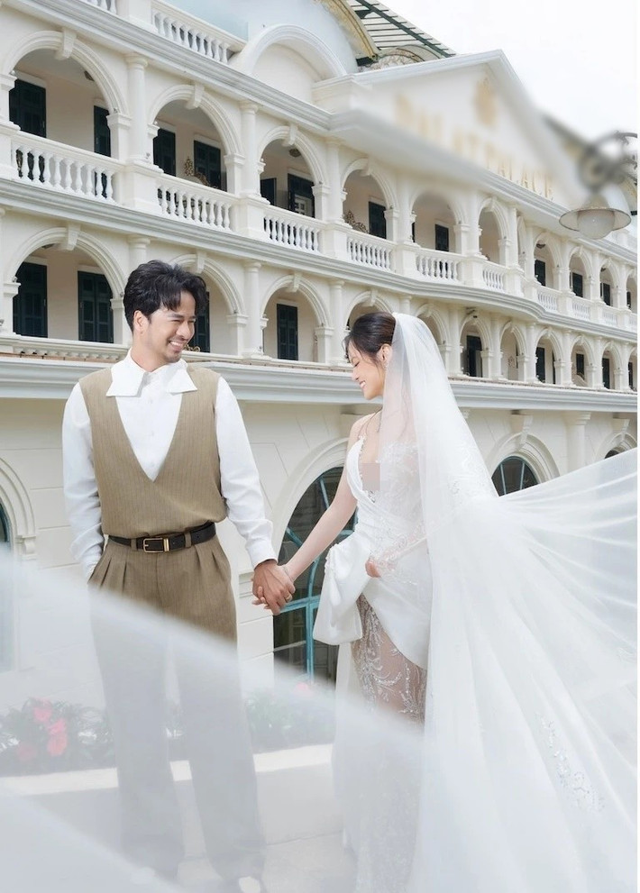 Trong bộ ảnh cưới, Đoàn Minh Tài lựa chọn vest. Trong khi đó, Sunny Đan Ngọc diện hai mẫu váy cưới cúp ngực gợi cảm. Ảnh: Znews.