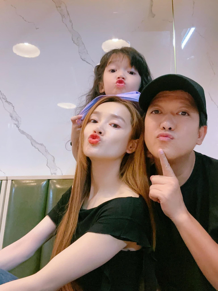 Trường Giang chơi với con cho Nhã Phương nghỉ ngơi. "Gia đình nào cũng vậy, bố chỉ lo vòng ngoài thôi, còn vòng trong phải có bàn tay tỉ mỉ, chu đáo của người mẹ", Trường Giang nói.