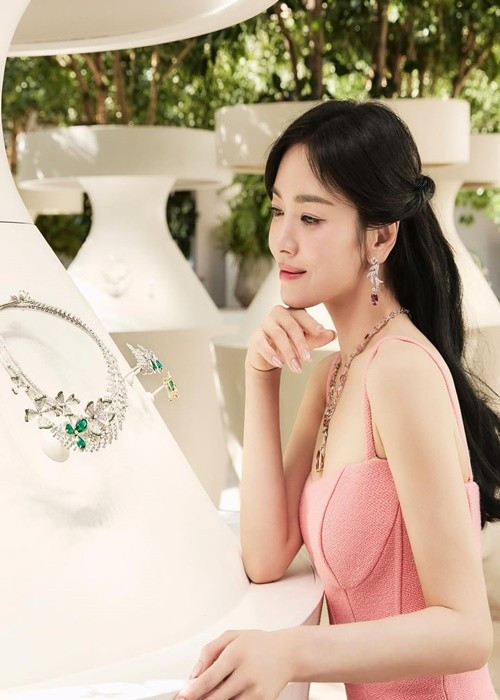 Song Hye Kyo đẹp mặn mà, sắc sảo sau khi trở lại cuộc sống độc thân vào năm 2019. Ảnh: Instagram Song Hye Kyo.