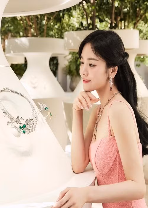 Song Hye Kyo đẹp mặn mà, sắc sảo sau khi trở lại cuộc sống độc thân vào năm 2019. Ảnh: Instagram Song Hye Kyo.