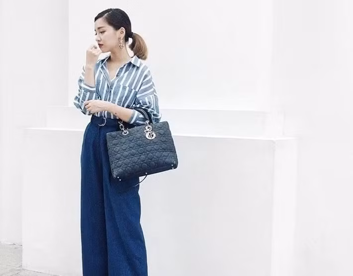 Nữ ca sĩ dùng mẫu túi Large Lady Dior Lambskin gần 4.000 USD (khoảng 100 triệu đồng). Ảnh: FB Bích Phương.