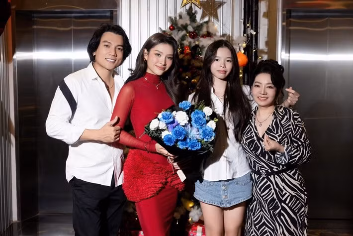 Bà Mai ăn mặc sang trọng mỗi dịp quan trọng. Ảnh: FB Phương Trinh Jolie.