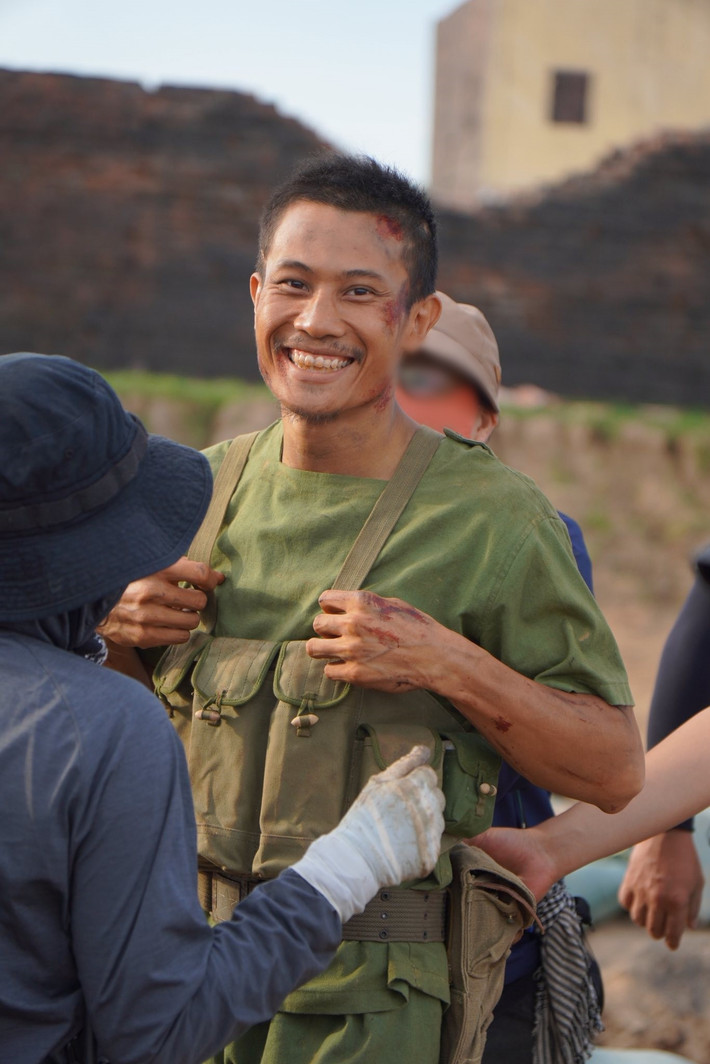 "Ông tôi là con trai duy nhất, viết đơn tình nguyện đi lính rồi hy sinh. Khi nhận vai Tạ, tôi coi đây như một món quà tri ân gửi đến ông”, Phương Nam chia sẻ. Ảnh: FB Phương Nam.
