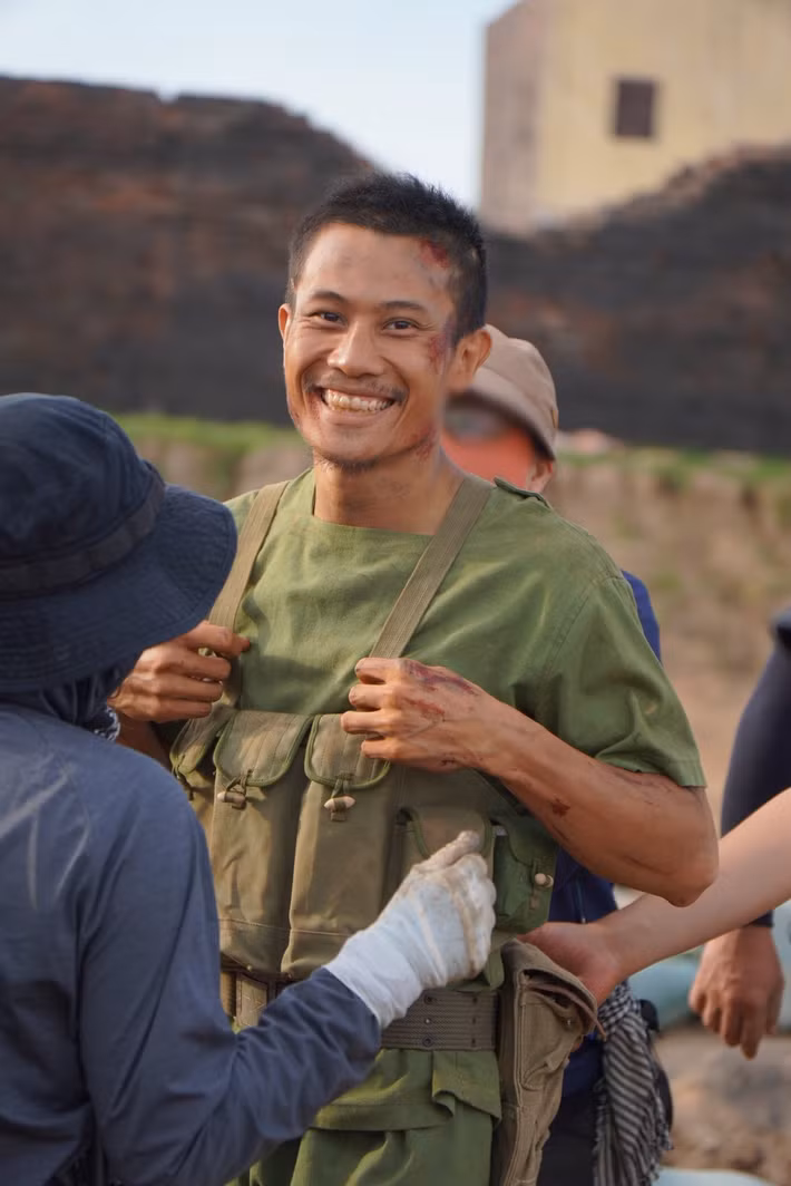 "Ông tôi là con trai duy nhất, viết đơn tình nguyện đi lính rồi hy sinh. Khi nhận vai Tạ, tôi coi đây như một món quà tri ân gửi đến ông”, Phương Nam chia sẻ. Ảnh: FB Phương Nam.