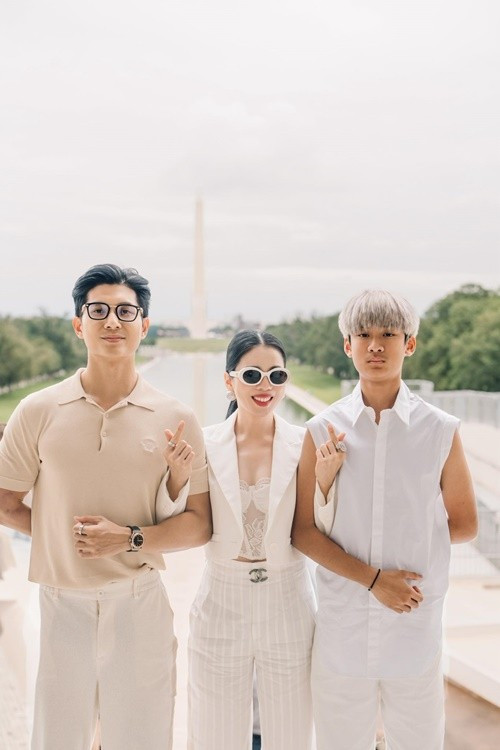 Trên Instagram cá nhân, Lệ Quyên vừa chia sẻ bộ ảnh bên bạn trai Lâm Bảo Châu (ngoài cùng bên trái) và con trai Kỳ Anh khi cả ba ở Mỹ. Ảnh: Instagram Lệ Quyên.