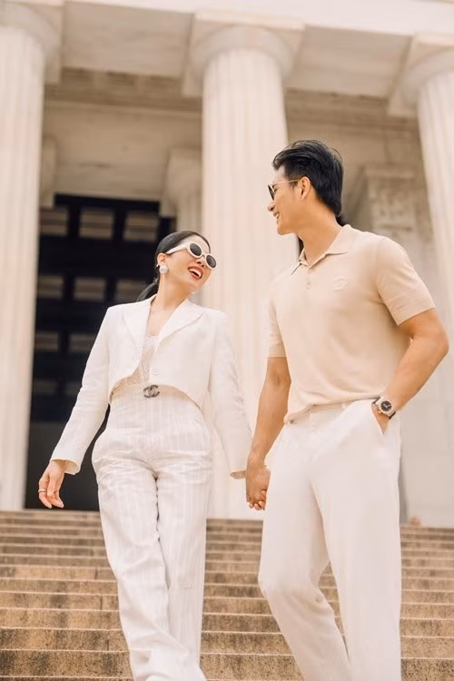 Mới đây, Lệ Quyên bức xúc trước tin đồn thất thiệt bị bạn trai lừa lấy biệt thự. Nữ ca sĩ hiện tại cùng luật sự tìm hiểu về các fanpage bịa đặt về cô và Lâm Bảo Châu. Ảnh: Instagram Lệ Quyên.