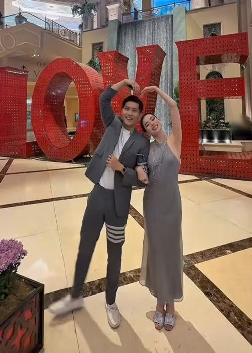 Hơn 1 tháng qua, "nữ hoàng phòng trà" cùng tình trẻ và con trai ở Mỹ. Ảnh: Instagram Lâm Bảo Châu.