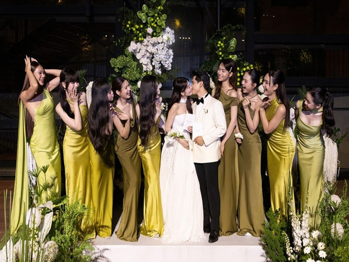 Phát Nguyễn nói: “Anh hứa cùng em chăm lo cho con cái, gia đình, bằng tình yêu, hiểu biết và trách nhiệm...Anh biết hạnh phúc sẽ không tự có, mà phải xây dựng từng ngày, trong từng hơi thở và nỗ lực nhỏ bé của chúng mình. Nếu em quên sạc điện thoại trước khi đi ngủ, anh sẽ sạc thay em, những lúc em bận mà quên ăn, anh sẽ làm đồ ăn cho em”. Ảnh: Tiền Phong.