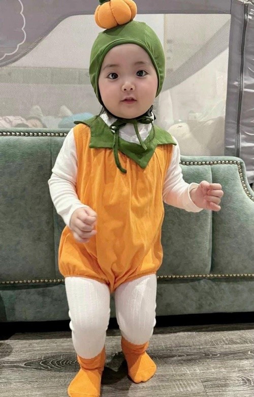 Bé Lisa - con gái thứ ba của Khánh Thi - Phan Hiển đáng yêu khi hóa trang thành quả bí ngô. Ảnh: Instagram Khánh Thi Phan Hiển.