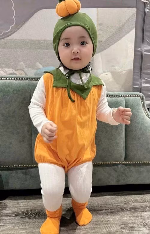 Bé Lisa - con gái thứ ba của Khánh Thi - Phan Hiển đáng yêu khi hóa trang thành quả bí ngô. Ảnh: Instagram Khánh Thi Phan Hiển.