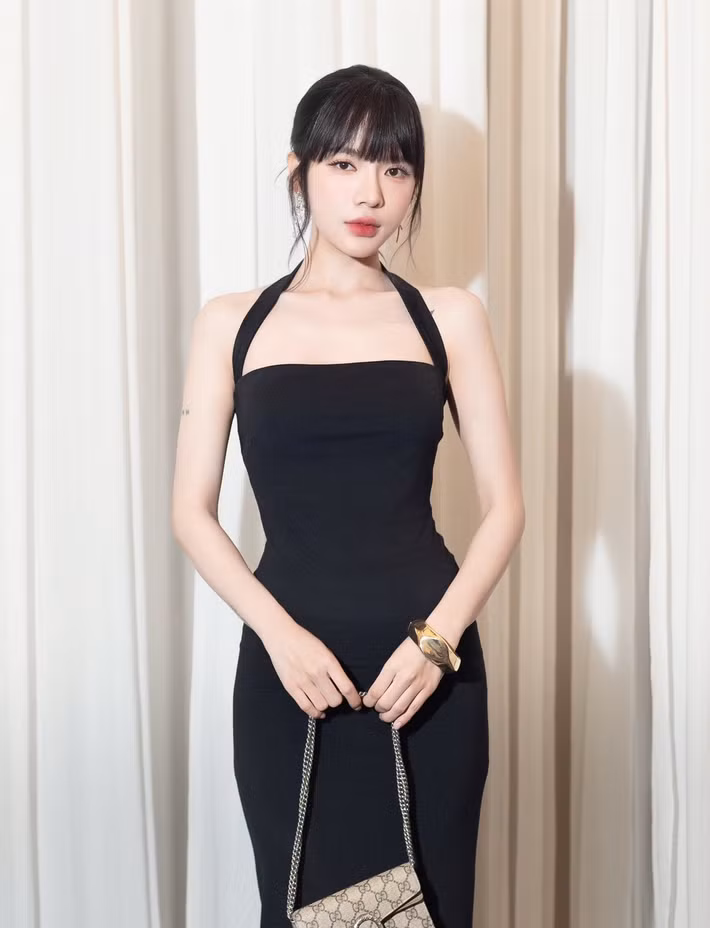 LyLy sở hữu vòng eo nhỏ săn chắc không mỡ thừa, làn da trắng mịn màng. Ảnh: FB LyLy.