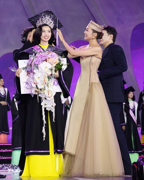 Làm giám khảo, Thanh Hằng trao vương miện cho tân Hoa khôi Sinh viên Việt Nam 2024. Ảnh: FB Thanh Hằng.