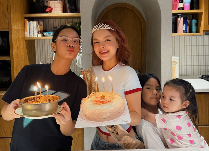 Mới đây, một số cư dân mạng có bình luận trái chiều về video ghi lại cảnh Tuệ Lâm và Tuệ An - hai con gái Phạm Quỳnh Anh ngồi hàng ghế đầu ở sự kiện có mẹ biểu diễn. Phía Phạm Quỳnh Anh lên tiếng.